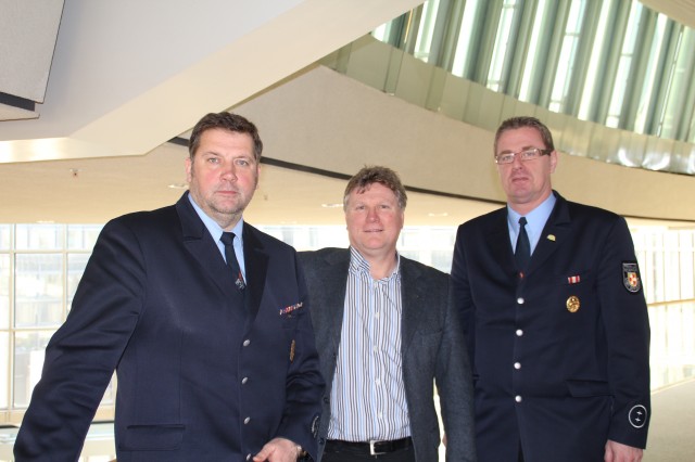 Rüdiger Weiß mit dem Leiter der Freiwilligen Feuerwehr Bergkamen, Dietmar Luft, und dem Löschgruppenleiter Ralf Klute