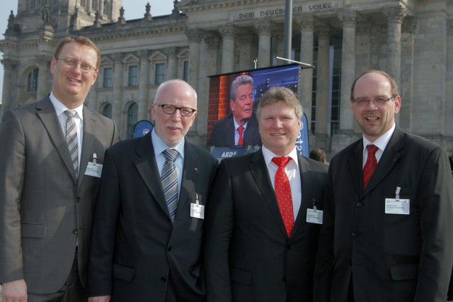 Die vier Delegierten aus dem Kreis Unna (v.links): Oliver Kaczmarek MdB, Wolfram Kuschke, Rüdiger Weiß und Rainer Schmeltzer