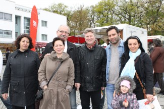 Auf dem Bergkamener Wochenmarkt mit Mitgliedern der alevitischen Gemeinde