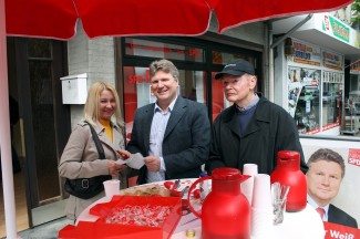 Vor dem Büro am Wahlkampfstand