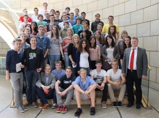 Die beiden 10. Klassen des Bergkamener Gymnasiums mit Rüdiger Weiß