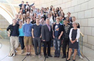 Die zweite Besuchergruppe des Bergkamener Gymnasiums mit Rüdiger Weiß