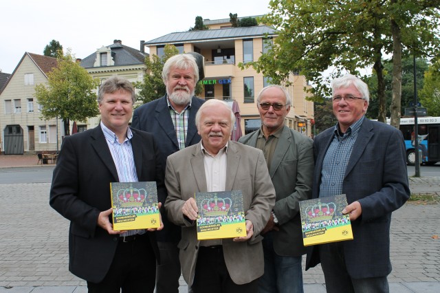 Rüdiger Weiß, Alfred Buß, Heinrich Peuckmann, Eckhard Albrecht und Gerd Puls (v.l.n.r.) stellten ihre Beiträge im neuen offiziellen Buch von Borussia Dortmund vor