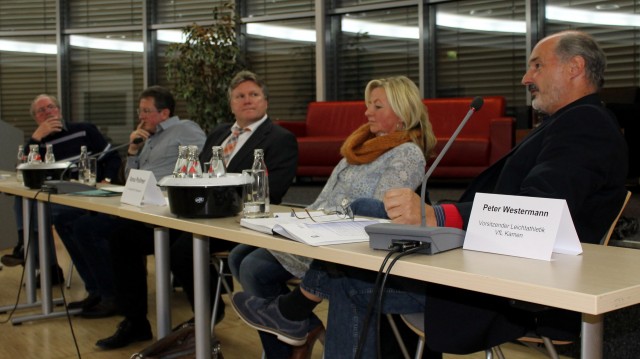 Rüdiger Weiß in Diskussion mit den Podiumsteilnehmern im Sportcentrum Kaiserau