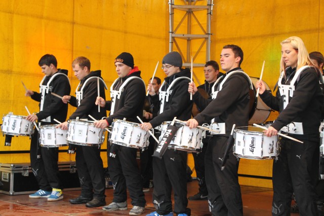 Die Trommler von "Drumlight" aus Bergkamens Partnerstadt Hettstedt heizten den Weihnachtsmarktbesuchern mit feurigen Trommelrythmen ein