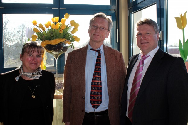 Rüdiger Weiß zusammen mit Schulleiterin Ilka Detampel und Schirmherr Peter Brandt, Sohn von Kanzler Willy Brandt