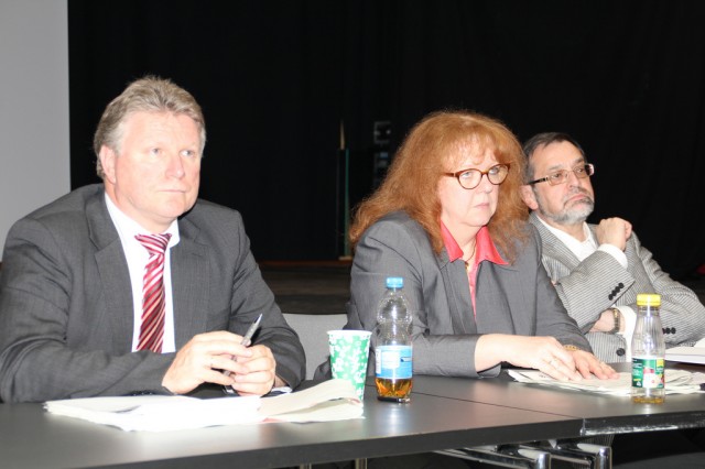 Rüdiger Weiß zusammen mit den MdLs Inge Blask und Michael Scheffler bei der Podiumsdiskussion