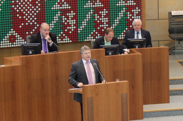 Rüdiger Weiß bei seiner Rede im Plenum des Landtages