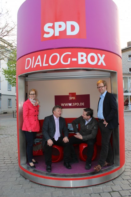 Rüdiger Weiß testet zusammen mit Heiko Klanke und DAniel und Kerstin Heidler die SPD-Dialogbox