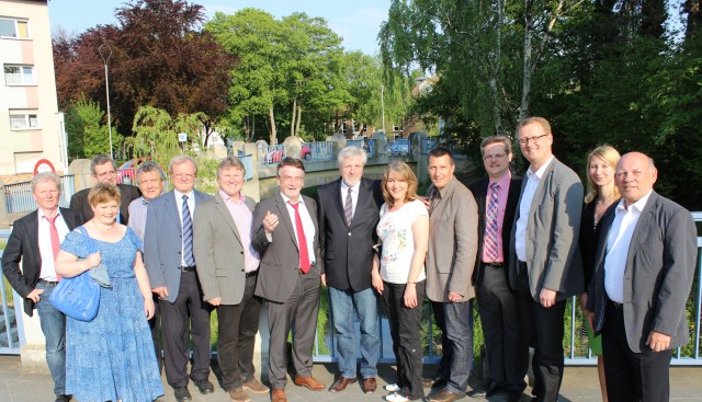 Rüdiger Weiß zusammen mit Minister Michael Groschek und der Kamener Delegation bei der Begehung der renaturierten Seseke