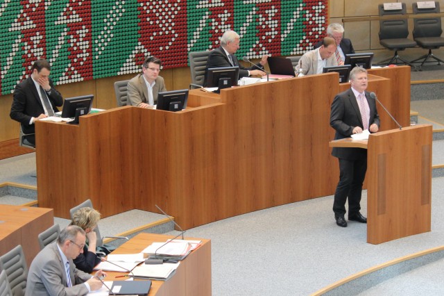 Rüdiger Weiß im Plenum des Landtages Düsseldorf mit seiner Rede zum Schulkonsens