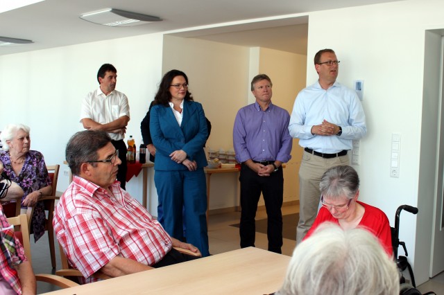 Rüdiger Weiß zusammen mit  Andrea Nahles und Oliver Kaczmarek bei der Besichtigung des neuen Seniorenzentrums in Bönen