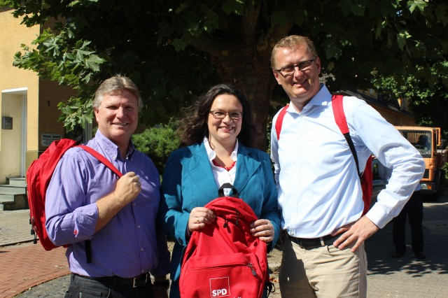 Rüdiger Weiß zusammen mit Andrea Nahles und Oliver Kaczmarek beim Wahlkampf in Bönen