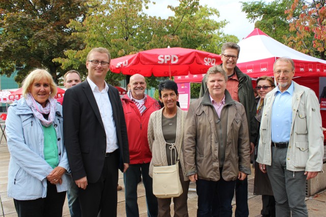 Rüdiger Weiß in bekannter Runde auf dem Sommerfest des Bergkamener SPD-Stadtverband