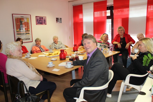 Die Frauen der ASF zu Gast bei Rüdiger Weiß im Kamener Wahlkreisbüro an der Bahnhofstraße