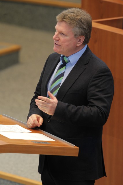 Rüdiger Weiß stellt den Entwurf des 10. Schulrechtsänderungsgesetztes im Plenum des Landtages vor