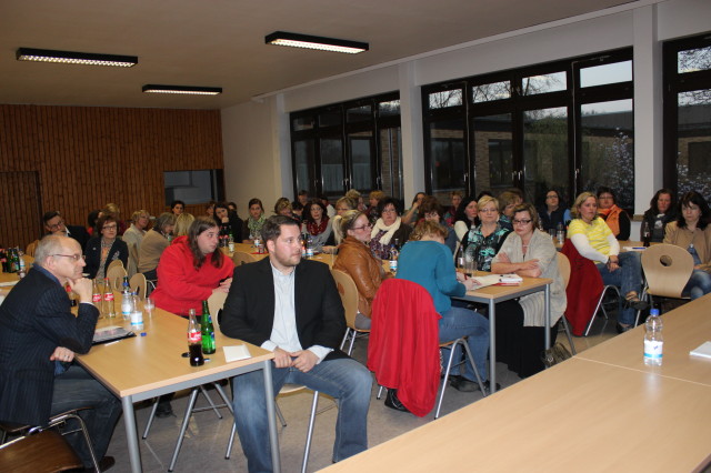 Gut 70 Zuhörer verfolgten die Diskussion im Jugend- und Sportheim in Oberaden