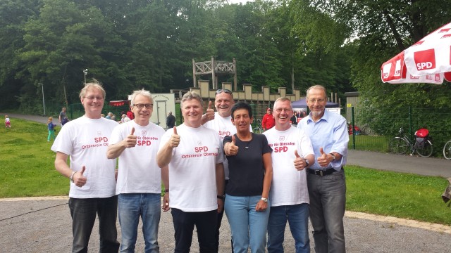 Die Ratskandidaten der SPD Oberaden (v.l.n.r.): Frank Blom, Dieter Mittmann, Rüdiger Weiß, Heinz Matthwig, Manuela Veit, Michael Jürgens zusammen mit Bergkamens Bürgermeister Roland Schäfer