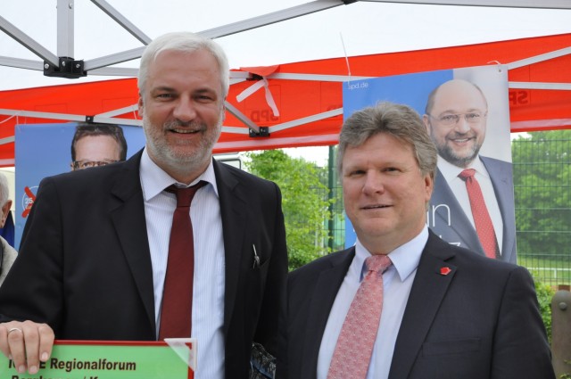 Rüdiger Weiß zusammen mit Garrelt Duin am SPD-Stand vor der Römerberghalle