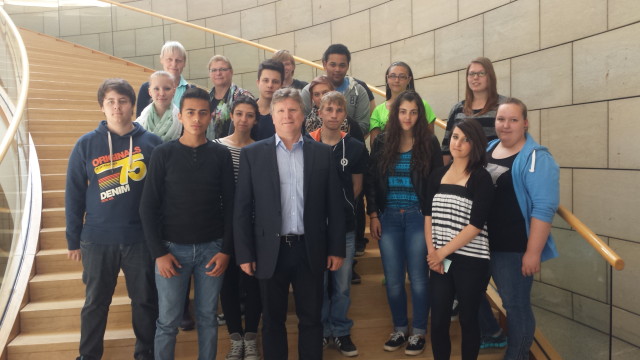 Rüdiger Weiß und die Schülerinnen und Schüler der Hellweg-Hauptschule Rünthe im Landtag in Düsseldorf