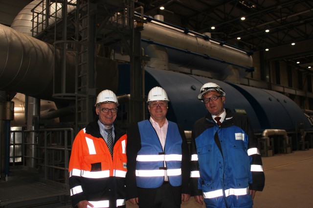 Rüdiger Weiß mit Kraftwerksleiter Dr. Stefan Laarmann und Wolfgang Schneider vor der Turbine im Kraftwerksraum