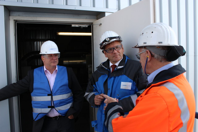 Rüdiger Weiß im Gespräch mit Werksleiter Dr. Stefan Laarmann und wolfgang Schneider von RWE