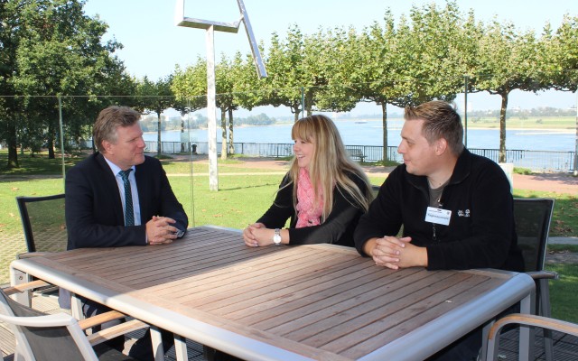 Rüdiger Weiß gemeinsam mit den Eheleuten Bieder im Landtagsrestaurant und Blick auf den Rhein