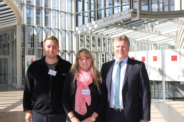 Rüdiger Weiß zusammen mit Stefan und Rebekka Bieder im sonnigen Landtag am Rande des Plenums