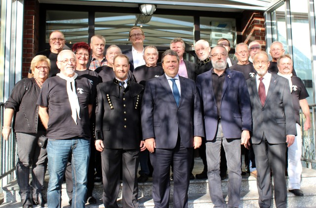 Sigmar Gabriel zusammen mit dem Revag-Kreis und Ehrengästen vor dem Oberadener Stadtmuseum