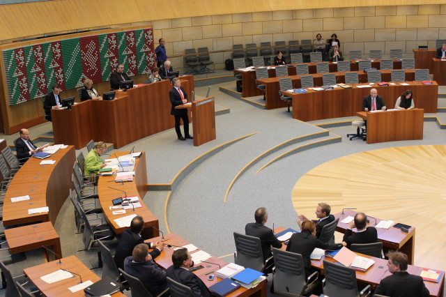 Rüdiger Weiß hielt eine Rede zum Oppositionsantrag zur Wiedereinführung der Kopfnoten an Schulen