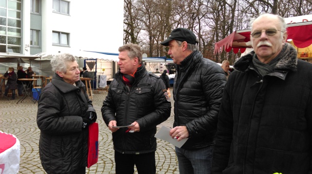 Rüdiger Weiß im Gespräch mit einer Besucherin des Bergkamener Wochenmarktes