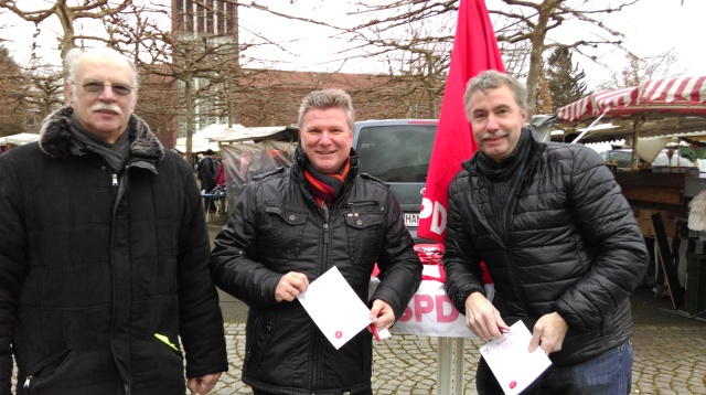 Rüdiger Weiß zusammen mit Kay Schulte und dem OV Bergkamen-Mitte auf dem Bergkamener Wochenmarkt