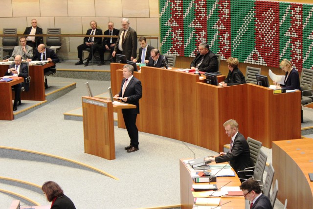 Rüdiger Weiß bei seiner Rede zum Oppositionsantrag im Plenarsaal des Düsseldorfer Landtags