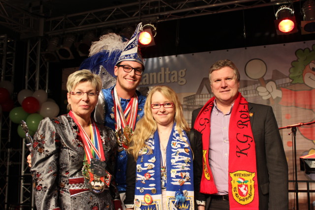 Landtagspräsidentin Carina Gödecke als Schirmherrin begrüßte die Bergkamener Delegation und Rüdiger Weiß auf der Bühne