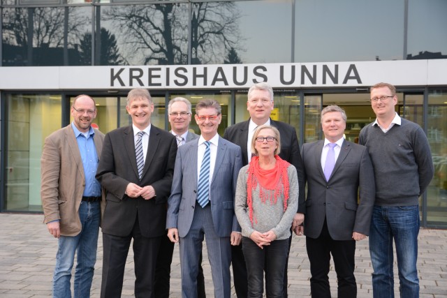 Treffen vor dem Kreihaus Unna (v.l.n.r.): Rainer Schmeltzer MdL, Landrat Michael Makiolla, Lünens Bürgermeisterkandidat Rolf Möller, Norbert Römer, Brigitte Cziesho SPD Kreistagsfraktionsvorsitzende, Hartmut Ganzke MdL, Rüdiger Weiß MdL Oilver Kaczmarek MdB