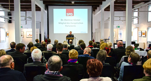 Volles Haus in der Ökologiestation beim traditionellen Frühlingsempfang des SPD-Stadtverbands. Die Antworten des Europaabgeordneten Prof. Dr. Dietmar Köster auf die Frage, was die aktuellen Entwicklungslinien in Europa uns angeht, bewegten.