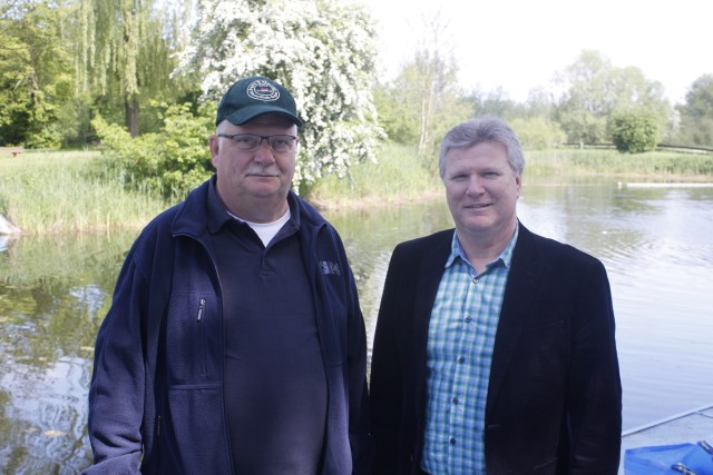 Friedhelm Knäpper und ich bei der Eröffnung des Naturfreibades Heil