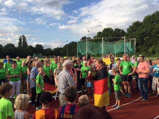 Julia Ritter bei ihrer Ankunft auf dem Sportplatz