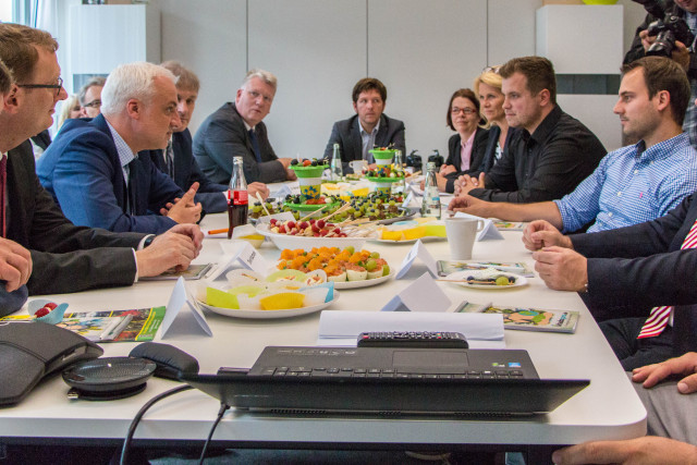 Politik und Wirtschaft an einem Tisch: Daniel Krahn und Daniel Marx (re.) informieren den Minister über den Erfolg ihrer Firma und der Webseite Urlaubsguru.de.