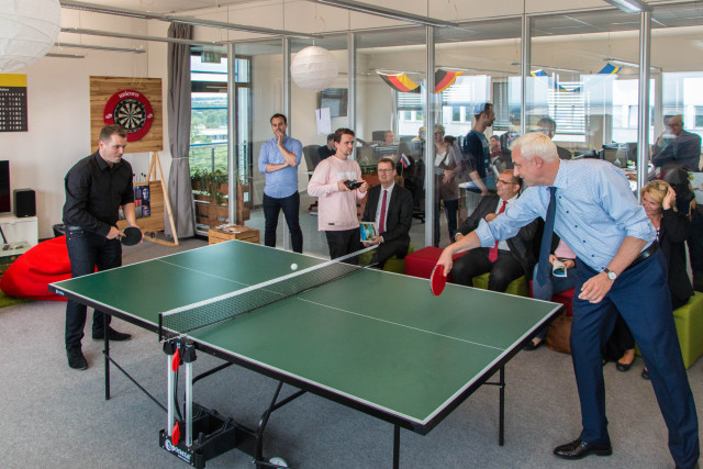 Tischtennis im Spielzimmer: Garrelt Duin spielt gegen Daniel Krahn.