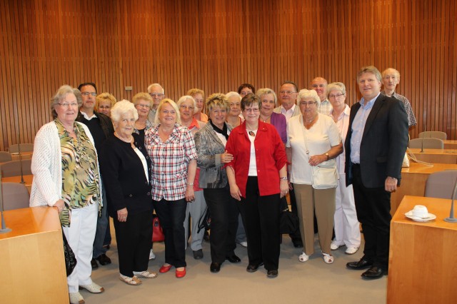 Rüdiger Weiß mit der Besuchergruppe des SOVD Oberaden