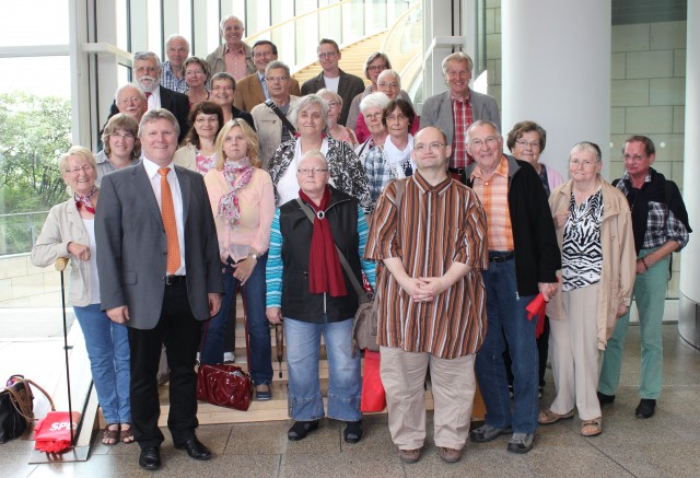 Die Gruppe der Kontaktstelle Sonnenstrahl aus Bergkamen zu Besuch bei Rüdiger Weiß im Landtag