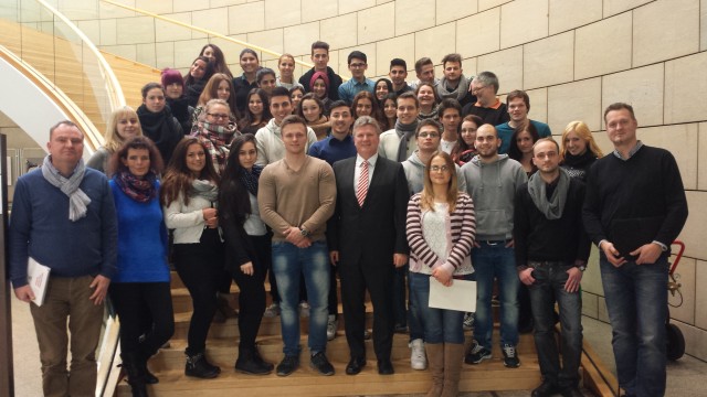 Rüdiger Weiß zusammen mit den Schülern der Will-Brandt-Gesamtschule im Landtag NRW