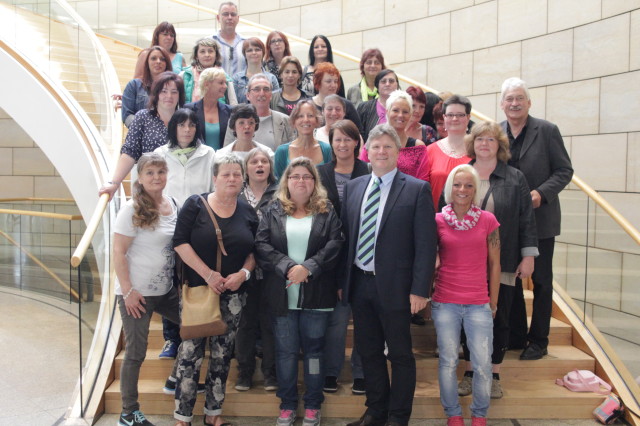 Rüdiger WEiß zusammen mit der Besuchergruppe von "Arbeit + Lernen" im Landtag in Düsseldorf