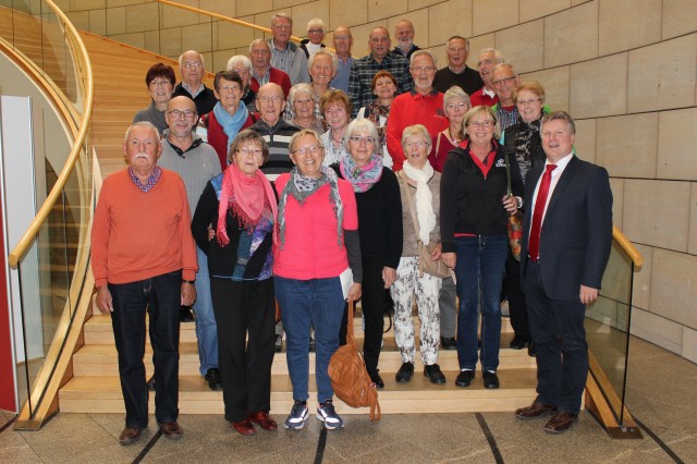 Die Leichtathleten des SuS Oberaden zu Besuch im Landtag bei Rüdiger Weiß