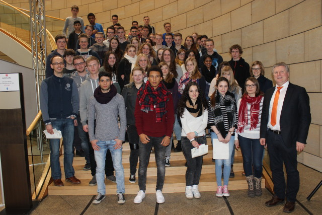 Rüdiger Weiß zusammen mit Schülern der Gesamtschule Kamen im Düsseldorfer Landtag